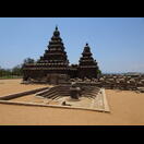 Der Tempelteich vor den beiden erhaltenen Tempeln